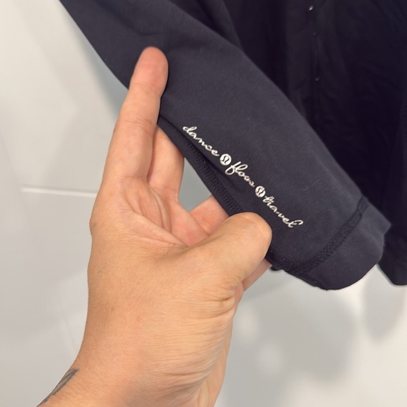 🏴 Lululemon Black Women's Top with built in bra size 6 - Picture 8 of 8